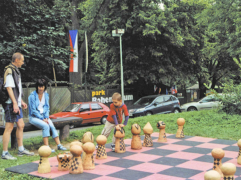 Šachy v parku před hotelem Krakonoš a Boheminium Park